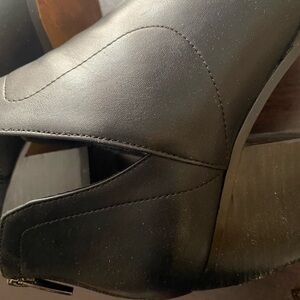 Black shoe boot gently used like a cow shoe boot